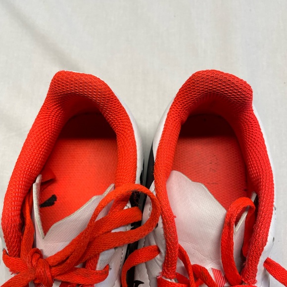 Children’s Adidas soccer shoes. Size 4.5. NOT cleats. EUC - Picture 4 of 6